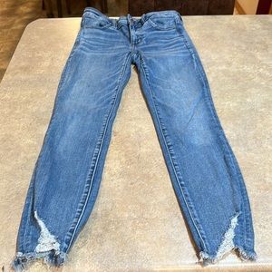Women’s American Eagle jegging cropped jeans size 4 inseam measures about 25.5”